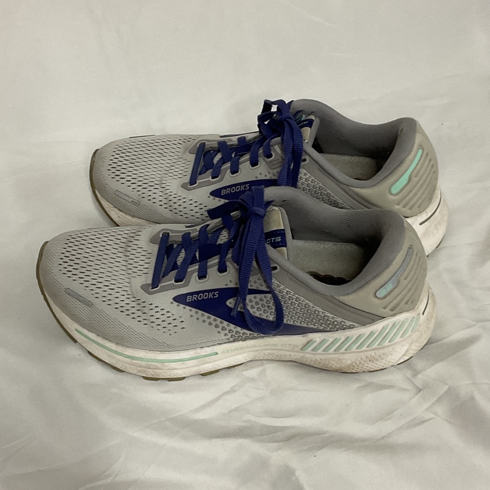 EUC Woman’s Brooks sneakers
